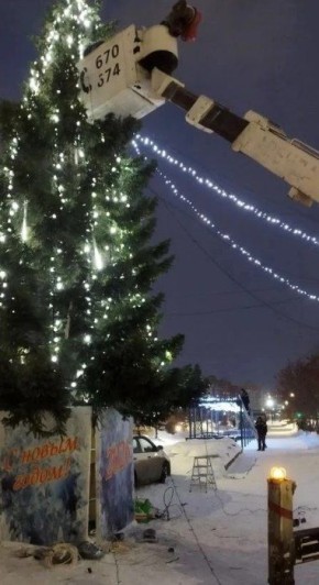 В Заводском районе приступили к строительству районного снежного городка