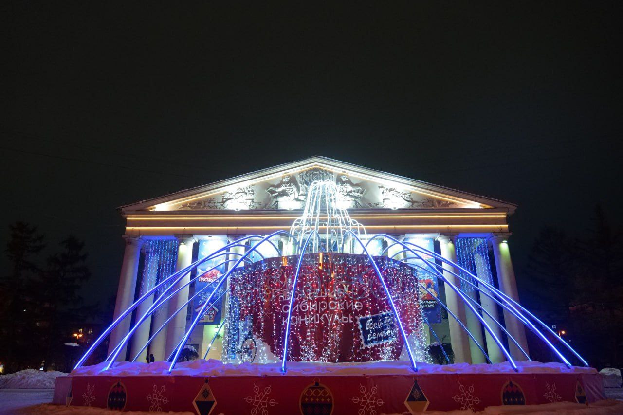 Ёлочные шары, маленькие помощники Деда Мороза, праздничные сани и открытка: новогодние фигуры засияли в каждом районе Кемерова Ёлочные шары, маленькие помощники Деда Мороза, праздничные сани и открытка: новогодние фигуры засияли в каждом районе Кемерова