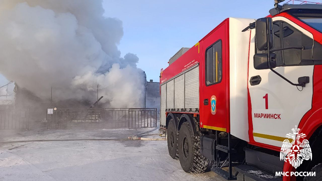 Огнеборцы ликвидировали пожар в Мариинске Огнеборцы ликвидировали пожар в Мариинске