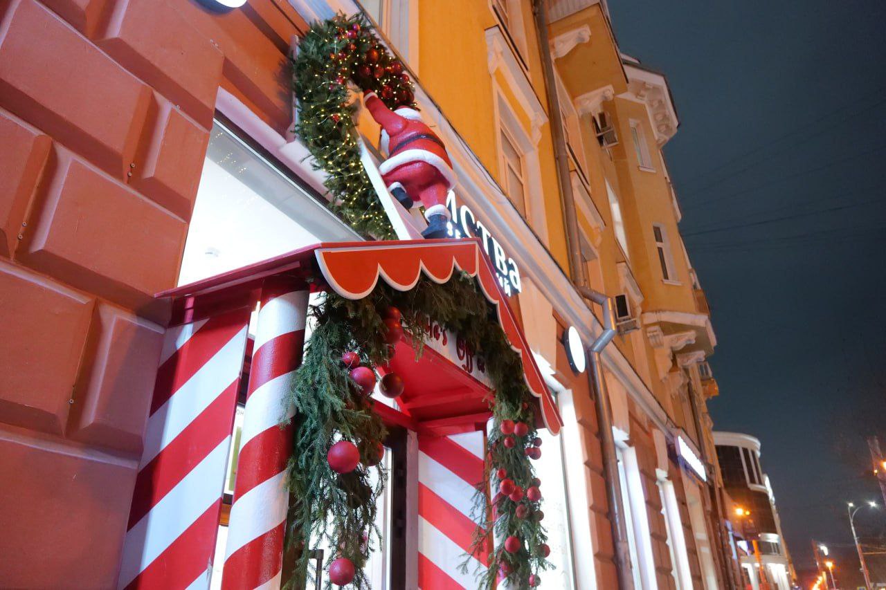 Ёлочные шары, маленькие помощники Деда Мороза, праздничные сани и открытка: новогодние фигуры засияли в каждом районе Кемерова Ёлочные шары, маленькие помощники Деда Мороза, праздничные сани и открытка: новогодние фигуры засияли в каждом районе Кемерова