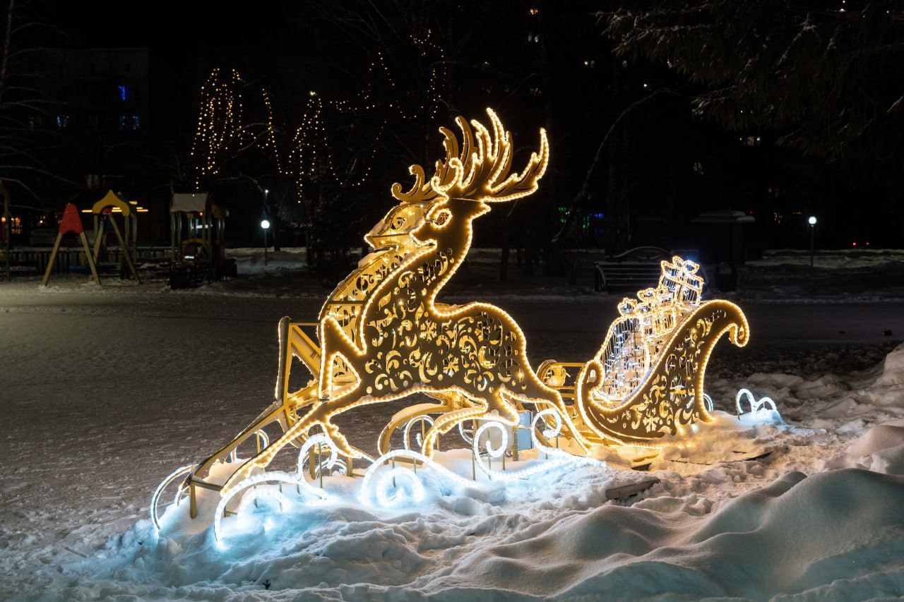 Ёлочные шары, маленькие помощники Деда Мороза, праздничные сани и открытка: новогодние фигуры засияли в каждом районе Кемерова Ёлочные шары, маленькие помощники Деда Мороза, праздничные сани и открытка: новогодние фигуры засияли в каждом районе Кемерова