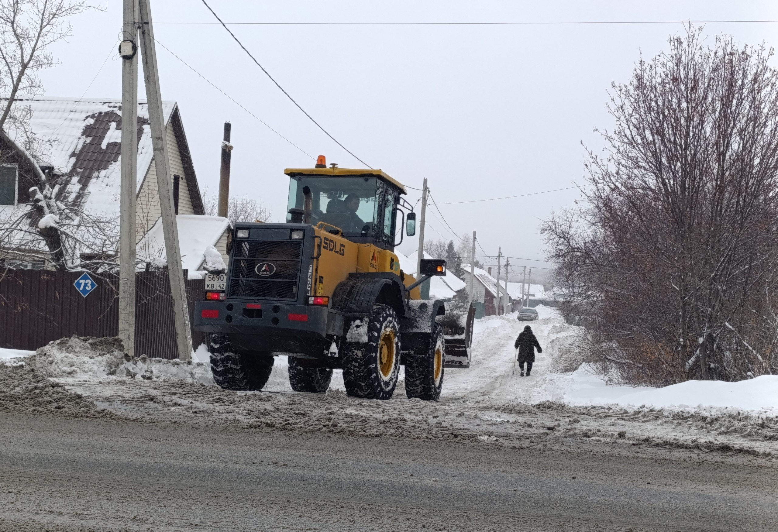 В Кемерове продолжается уборка снега на городских и дворовых территориях В Кемерове продолжается уборка снега на городских и дворовых территориях
