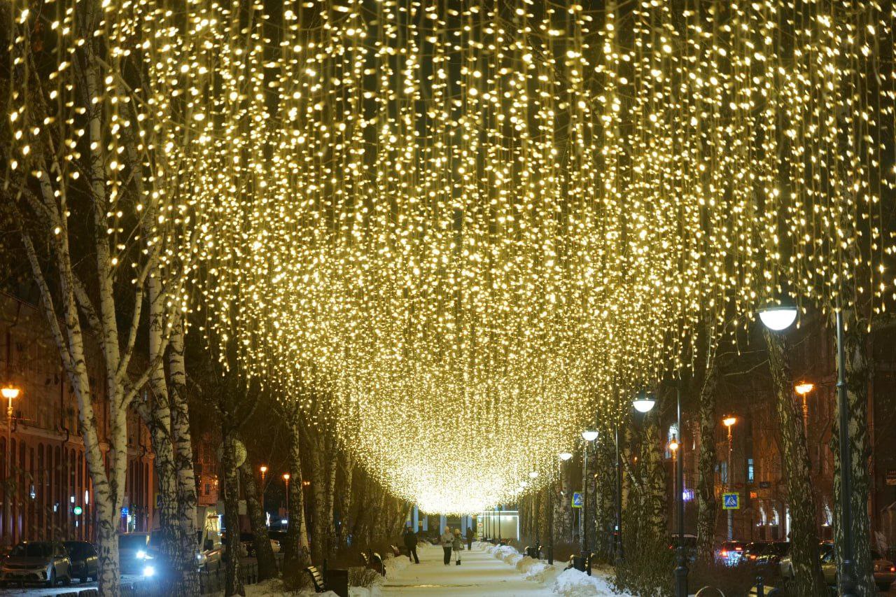 Ёлочные шары, маленькие помощники Деда Мороза, праздничные сани и открытка: новогодние фигуры засияли в каждом районе Кемерова Ёлочные шары, маленькие помощники Деда Мороза, праздничные сани и открытка: новогодние фигуры засияли в каждом районе Кемерова