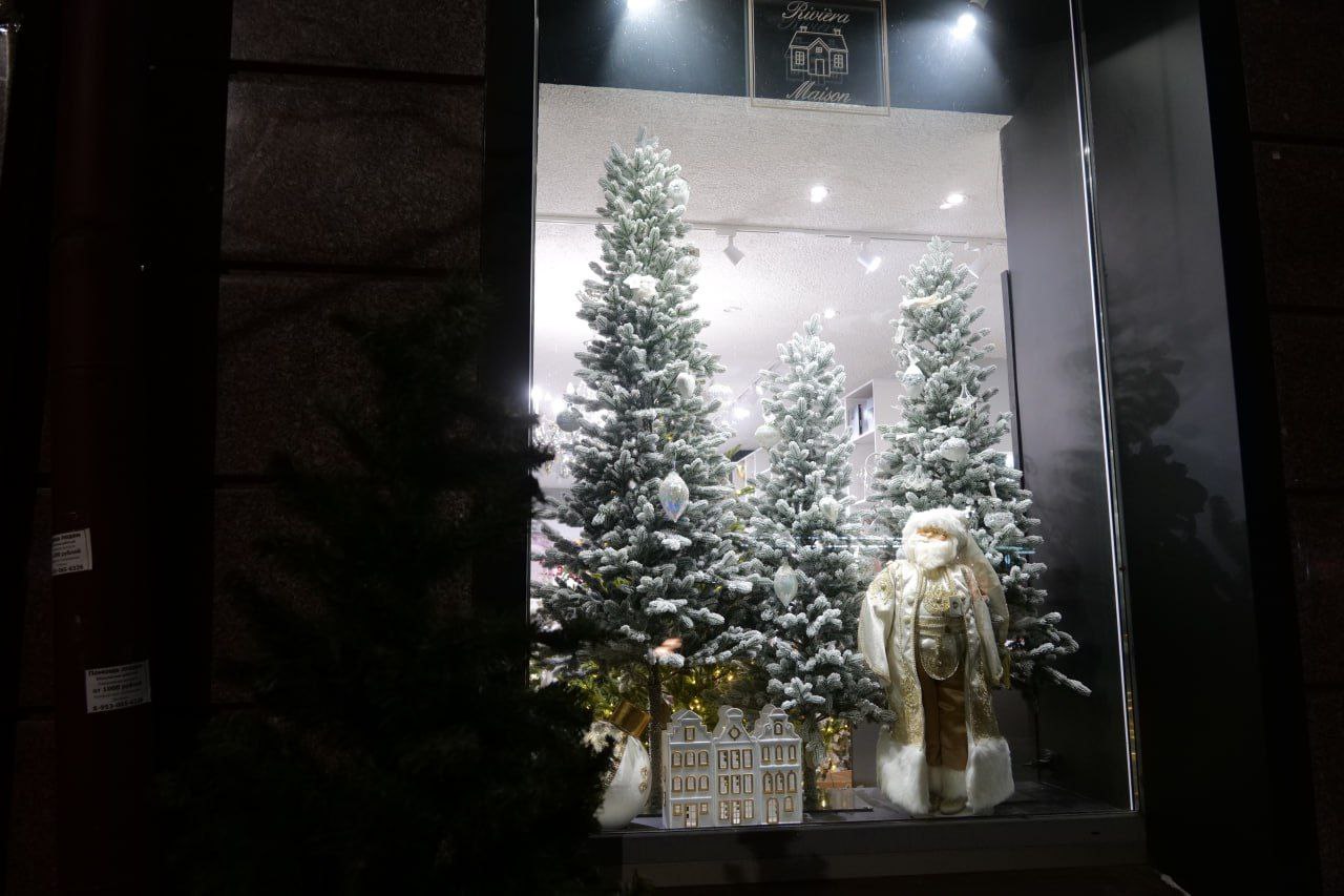 Ёлочные шары, маленькие помощники Деда Мороза, праздничные сани и открытка: новогодние фигуры засияли в каждом районе Кемерова Ёлочные шары, маленькие помощники Деда Мороза, праздничные сани и открытка: новогодние фигуры засияли в каждом районе Кемерова