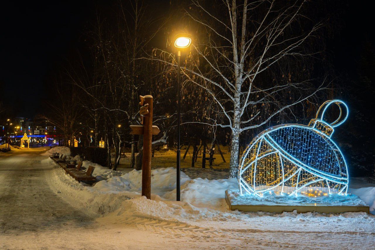 Ёлочные шары, маленькие помощники Деда Мороза, праздничные сани и открытка: новогодние фигуры засияли в каждом районе Кемерова Ёлочные шары, маленькие помощники Деда Мороза, праздничные сани и открытка: новогодние фигуры засияли в каждом районе Кемерова