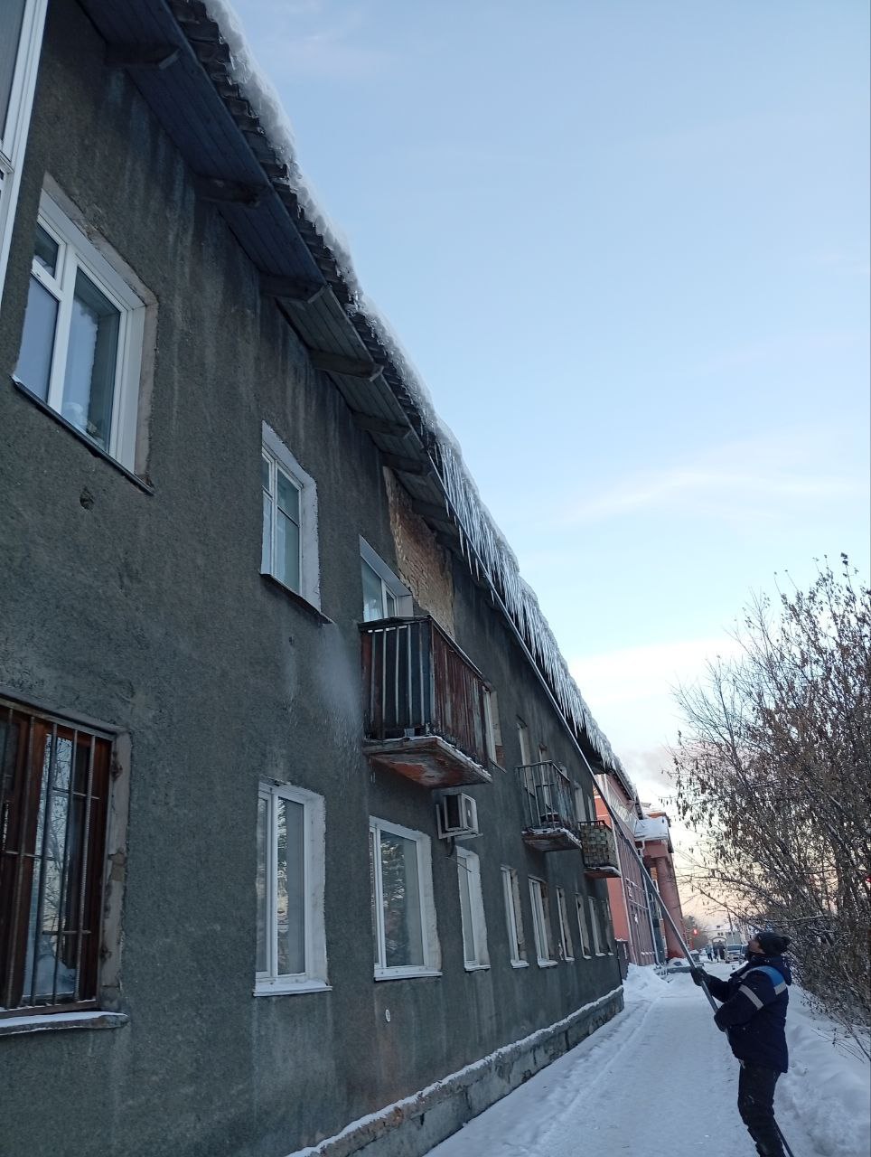 В Кемерове продолжается уборка снега на городских и дворовых территориях В Кемерове продолжается уборка снега на городских и дворовых территориях