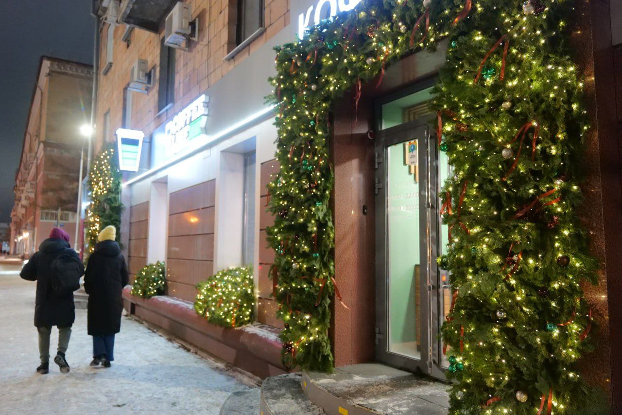 Ёлочные шары, маленькие помощники Деда Мороза, праздничные сани и открытка: новогодние фигуры засияли в каждом районе Кемерова Ёлочные шары, маленькие помощники Деда Мороза, праздничные сани и открытка: новогодние фигуры засияли в каждом районе Кемерова