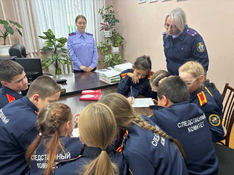 Сотрудники СК Кузбасса познакомили кадет с работой следственного отдела Сотрудники СК Кузбасса познакомили кадет с работой следственного отдела
