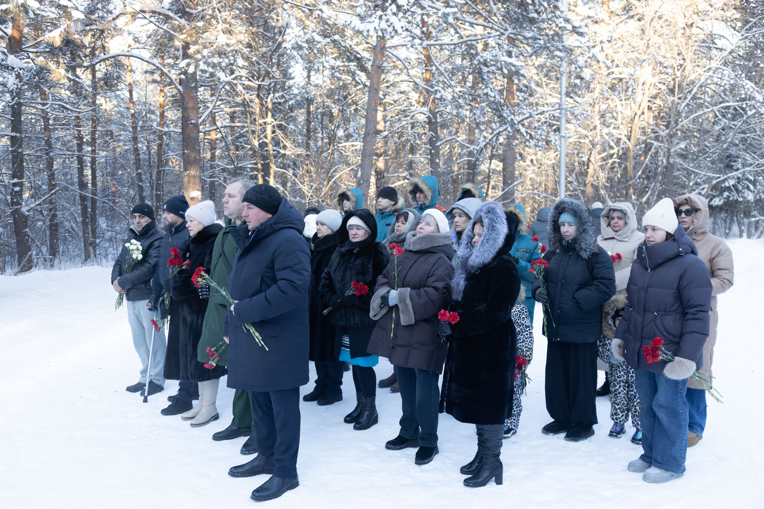 В День Героев Отечества в территориальном управлении Рудничного района города Кемерово открыли Стену памяти героев СВО В День Героев Отечества в территориальном управлении Рудничного района города Кемерово открыли Стену памяти героев СВО