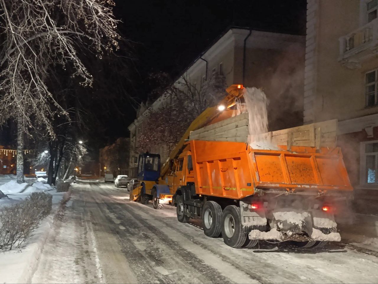 В дневной уборке города от снега задействовано 116 единиц снегоуборочной техники В дневной уборке города от снега задействовано 116 единиц снегоуборочной техники
