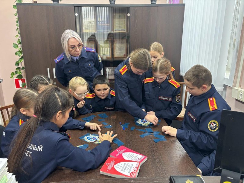 Сотрудники СК Кузбасса познакомили кадет с работой следственного отдела Сотрудники СК Кузбасса познакомили кадет с работой следственного отдела