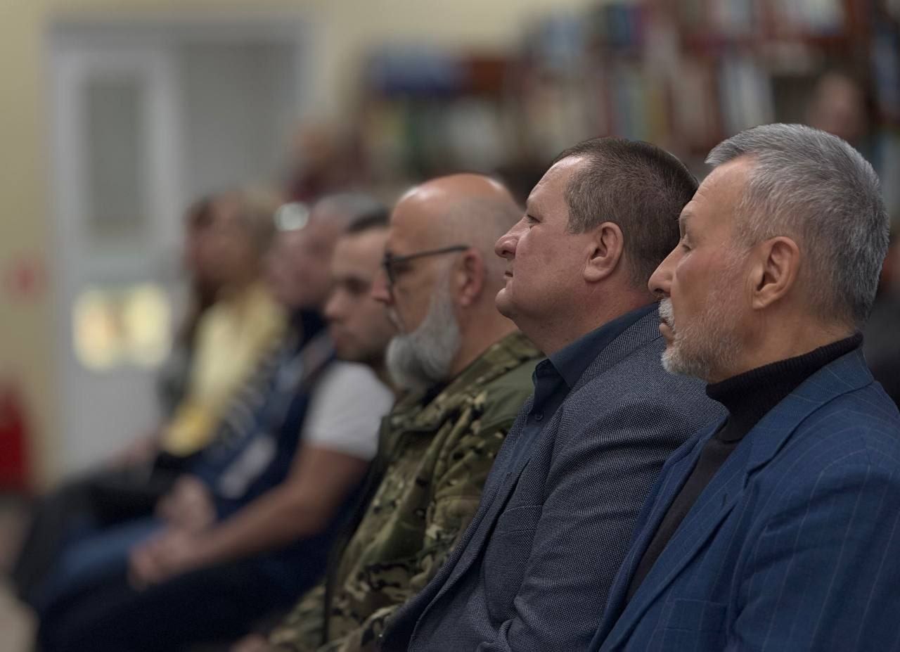 В Кемерове в библиотеке им.Н.В.Гоголя открыли стенд в память о героях специальной военной операции В Кемерове в библиотеке им.Н.В.Гоголя открыли стенд в память о героях специальной военной операции