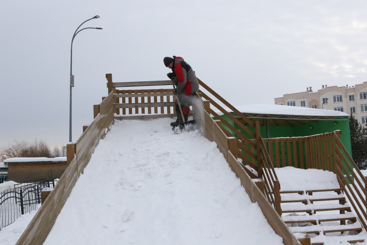 В жилом районе Лесная поляна в снежном городке построят горки, каток, фотозону и ледовый лабиринт В жилом районе Лесная поляна в снежном городке построят горки, каток, фотозону и ледовый лабиринт