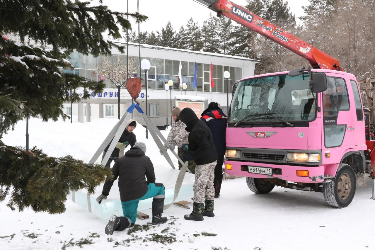 Ледяные Мамонт и Мамонтёнок появятся в жилом районе Кедровка Ледяные Мамонт и Мамонтёнок появятся в жилом районе Кедровка
