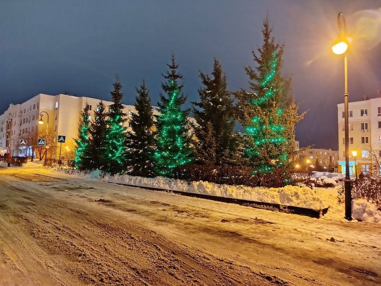 В жилом районе Лесная поляна в снежном городке построят горки, каток, фотозону и ледовый лабиринт В жилом районе Лесная поляна в снежном городке построят горки, каток, фотозону и ледовый лабиринт