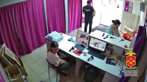 В Кемерове будут судить грабителя, который в пункте выдачи заказов маркетплейса переоделся в похищенную одежду