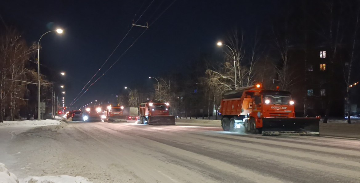 Дорожные службы продолжают устранять последствия снегопада в Кемерове