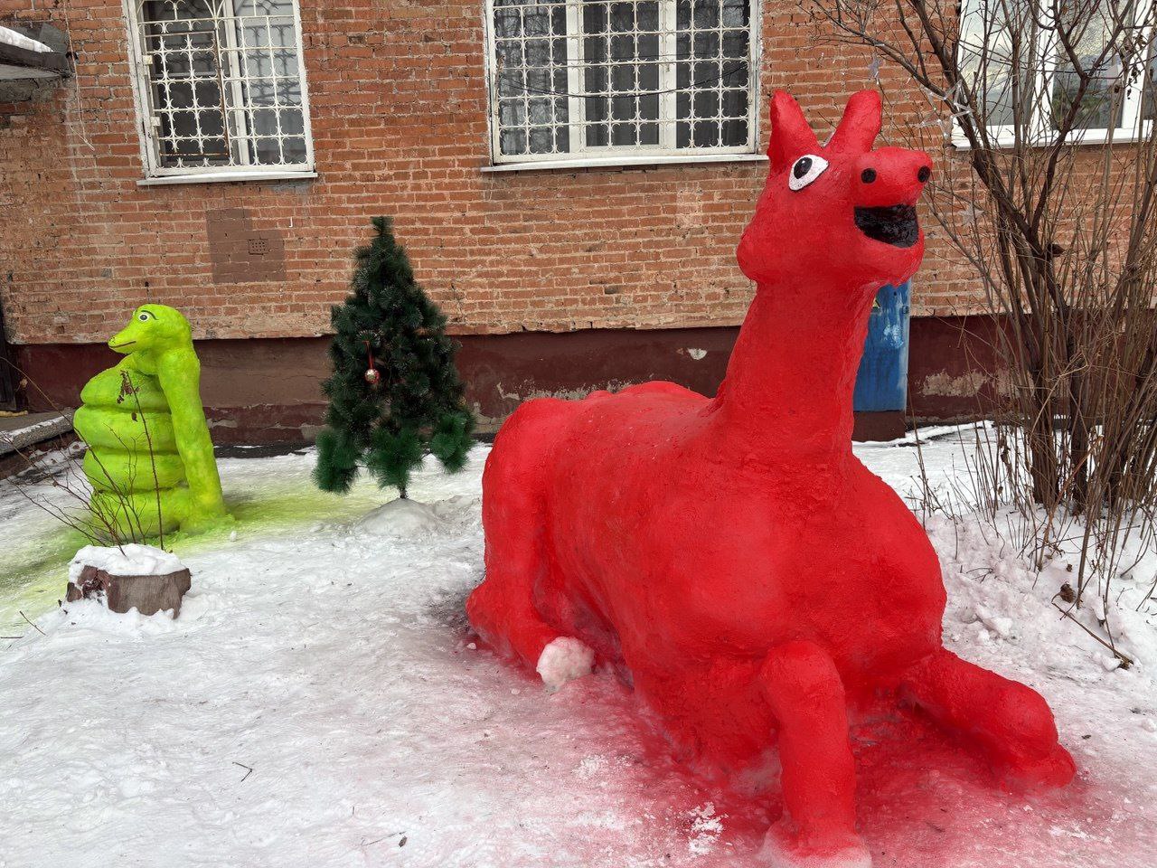 Волшебство Нового года: семья из Заводского района создала сказочный городок у себя во дворе Волшебство Нового года: семья из Заводского района создала сказочный городок у себя во дворе
