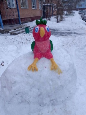 Волшебство Нового года: семья из Заводского района создала сказочный городок у себя во дворе