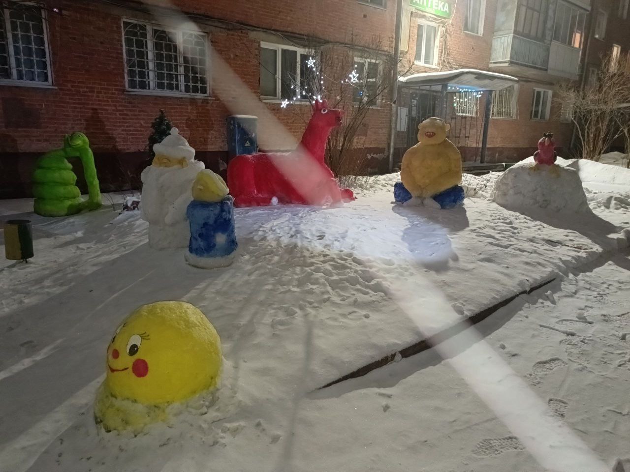 Волшебство Нового года: семья из Заводского района создала сказочный городок у себя во дворе Волшебство Нового года: семья из Заводского района создала сказочный городок у себя во дворе