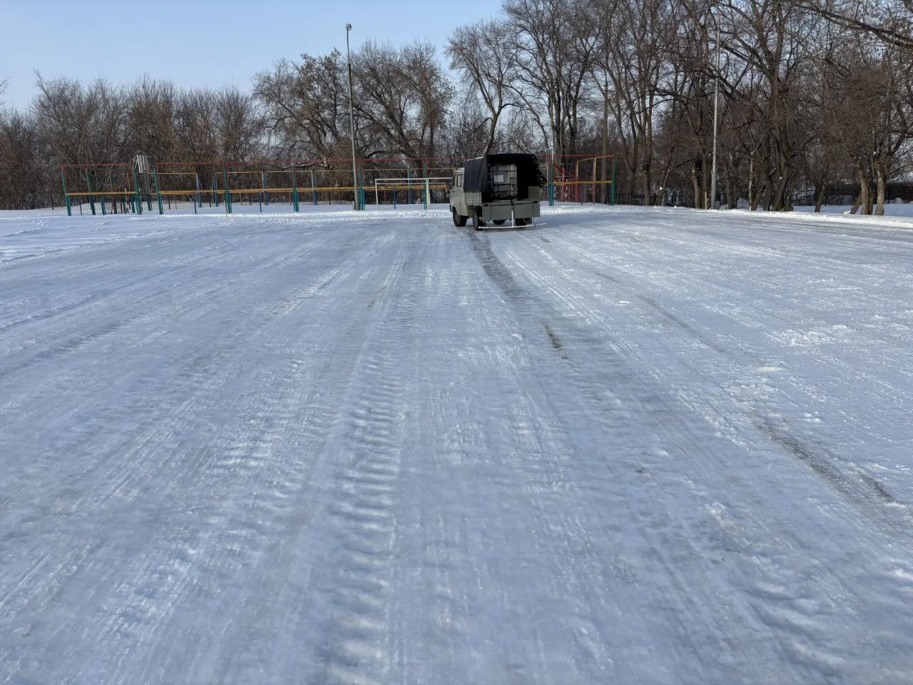В жилом районе Пионер ледяная горка уже радует ребятню, а в Ягуновском возводят символ года с маленьким жеребёнком В жилом районе Пионер ледяная горка уже радует ребятню, а в Ягуновском возводят символ года с маленьким жеребёнком
