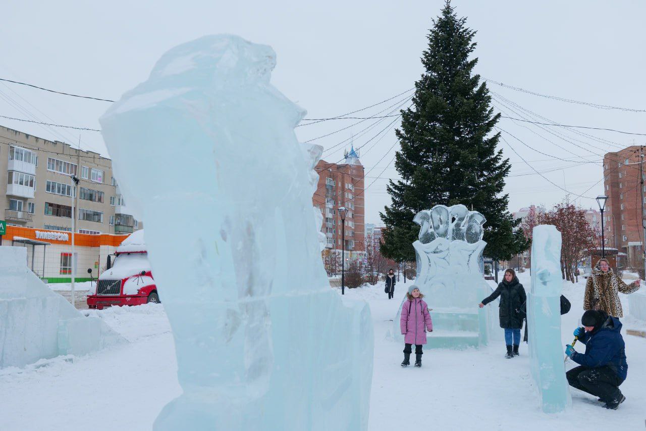 Тройка хрустальных коней: в Заводском районе продолжается строительство ледового городка Тройка хрустальных коней: в Заводском районе продолжается строительство ледового городка