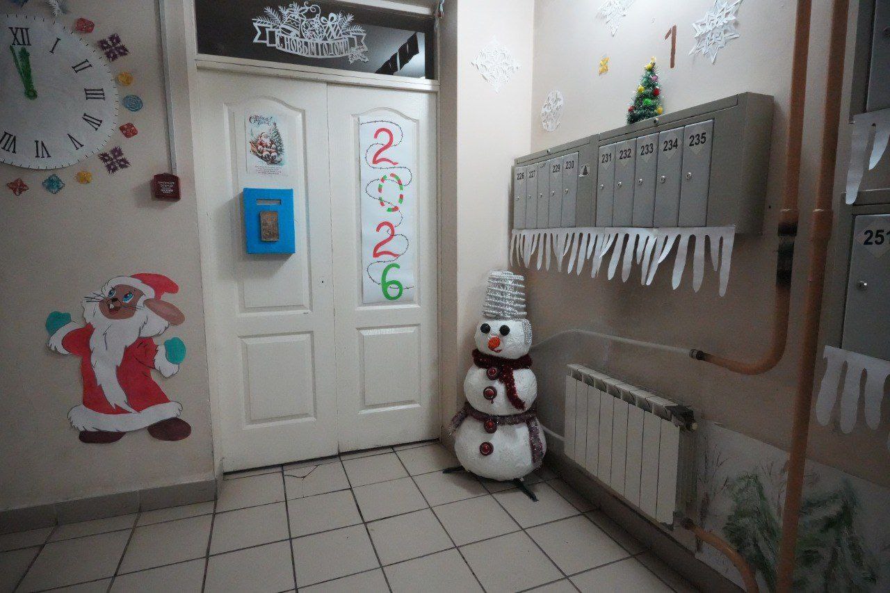 Кемеровчане украсили свой подъезд в стиле русских сказок Кемеровчане украсили свой подъезд в стиле русских сказок