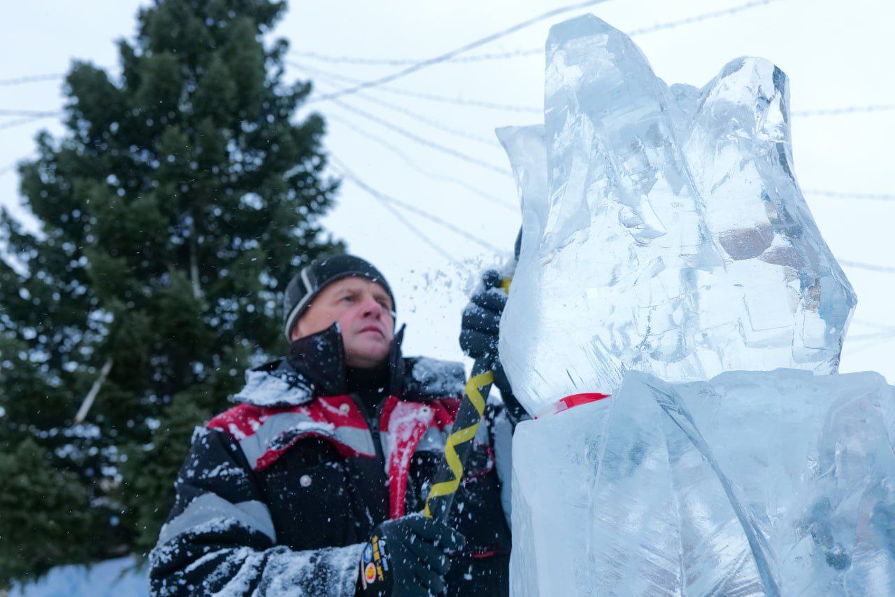 Тройка хрустальных коней: в Заводском районе продолжается строительство ледового городка Тройка хрустальных коней: в Заводском районе продолжается строительство ледового городка