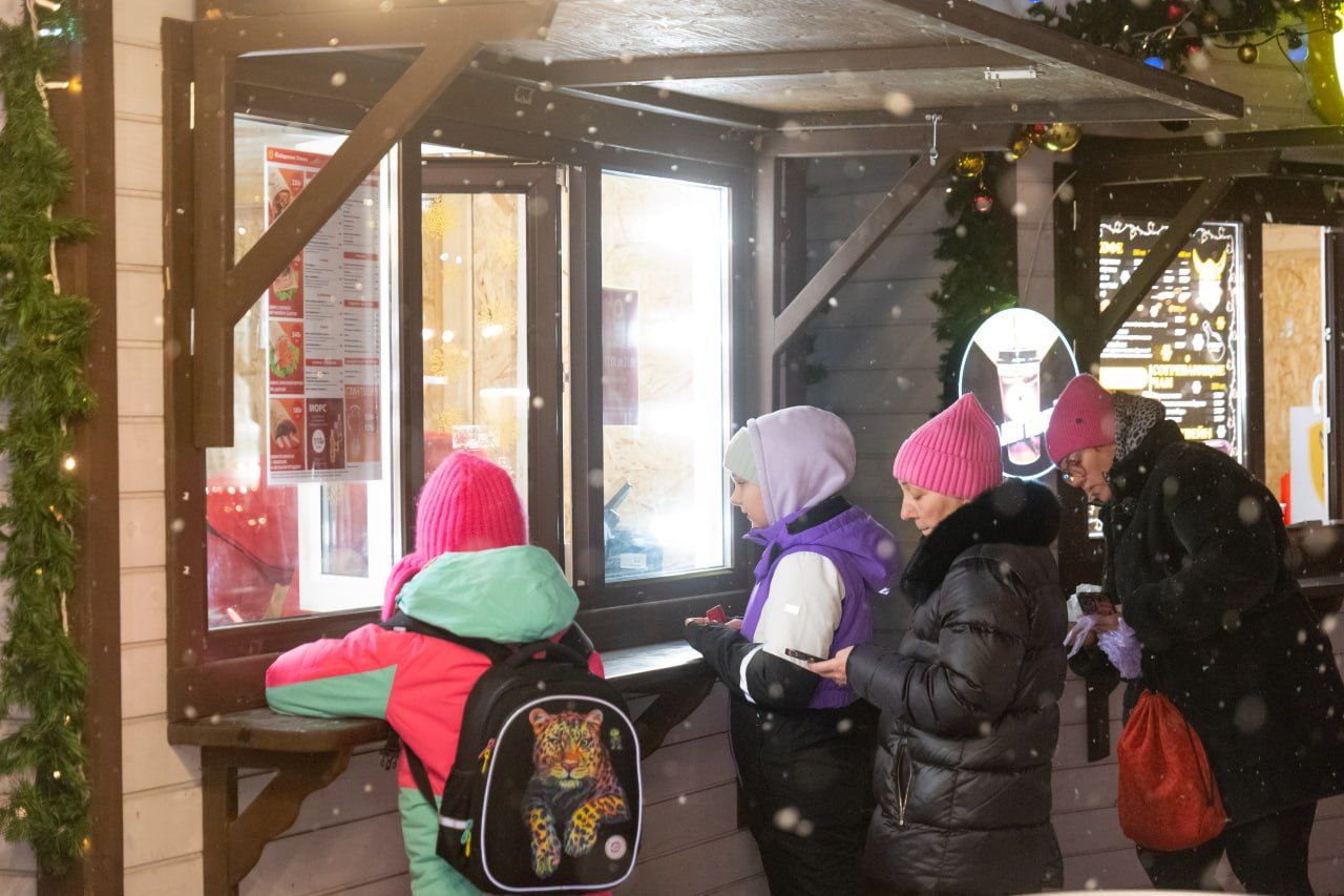 Запах горячего шоколада, сладких десертов и музыка новогоднего настроения: кемеровчан приглашают на Рождественскую ярмарку на площади Советов Запах горячего шоколада, сладких десертов и музыка новогоднего настроения: кемеровчан приглашают на Рождественскую ярмарку на площади Советов