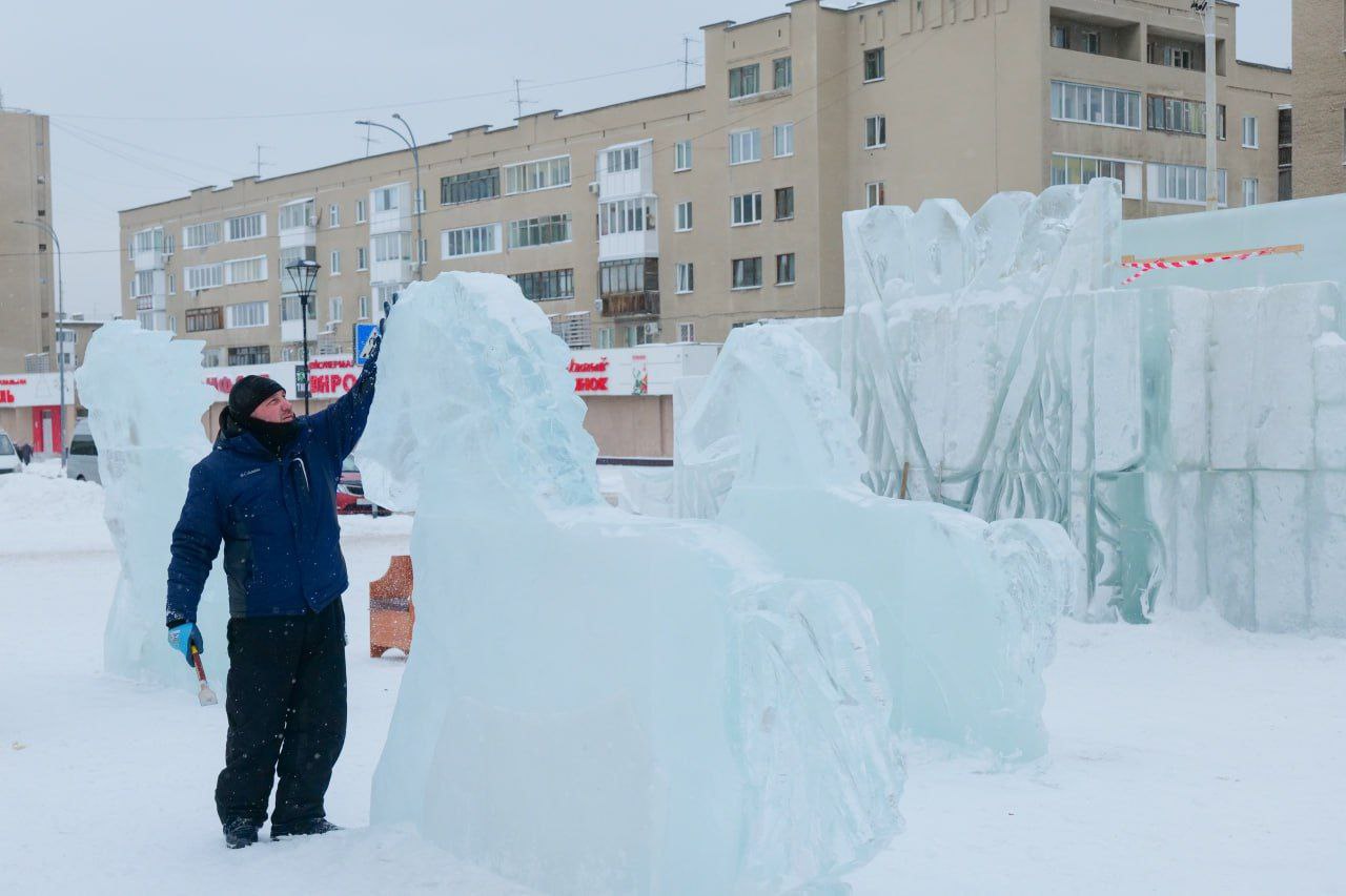 Тройка хрустальных коней: в Заводском районе продолжается строительство ледового городка Тройка хрустальных коней: в Заводском районе продолжается строительство ледового городка