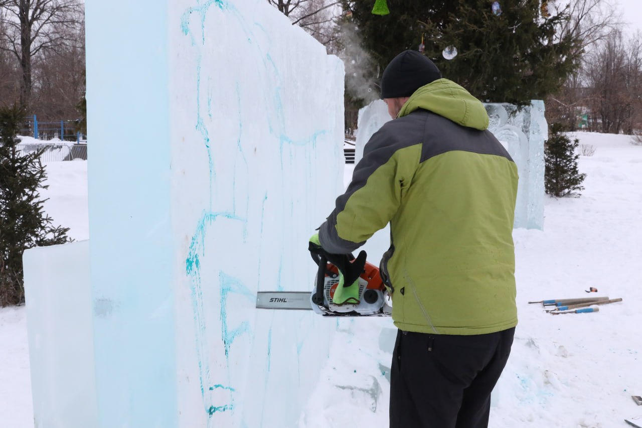 В жилом районе Пионер ледяная горка уже радует ребятню, а в Ягуновском возводят символ года с маленьким жеребёнком В жилом районе Пионер ледяная горка уже радует ребятню, а в Ягуновском возводят символ года с маленьким жеребёнком