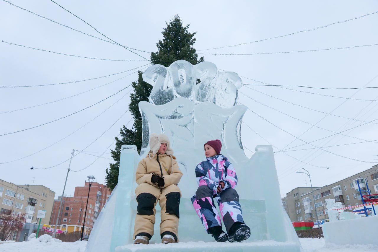 Тройка хрустальных коней: в Заводском районе продолжается строительство ледового городка Тройка хрустальных коней: в Заводском районе продолжается строительство ледового городка