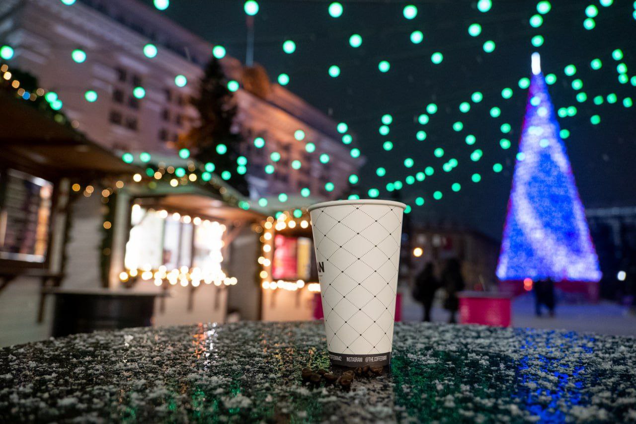 Запах горячего шоколада, сладких десертов и музыка новогоднего настроения: кемеровчан приглашают на Рождественскую ярмарку на площади Советов Запах горячего шоколада, сладких десертов и музыка новогоднего настроения: кемеровчан приглашают на Рождественскую ярмарку на площади Советов