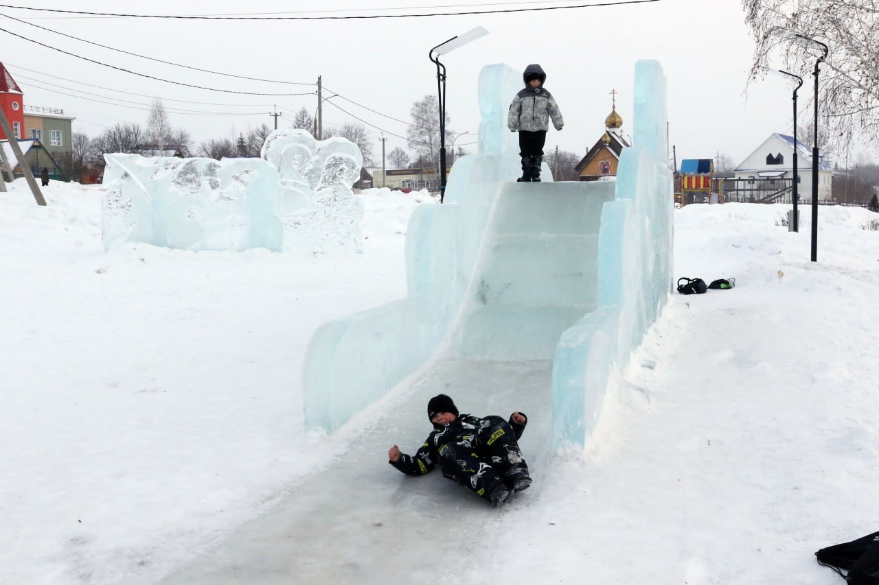 В жилом районе Пионер ледяная горка уже радует ребятню, а в Ягуновском возводят символ года с маленьким жеребёнком В жилом районе Пионер ледяная горка уже радует ребятню, а в Ягуновском возводят символ года с маленьким жеребёнком