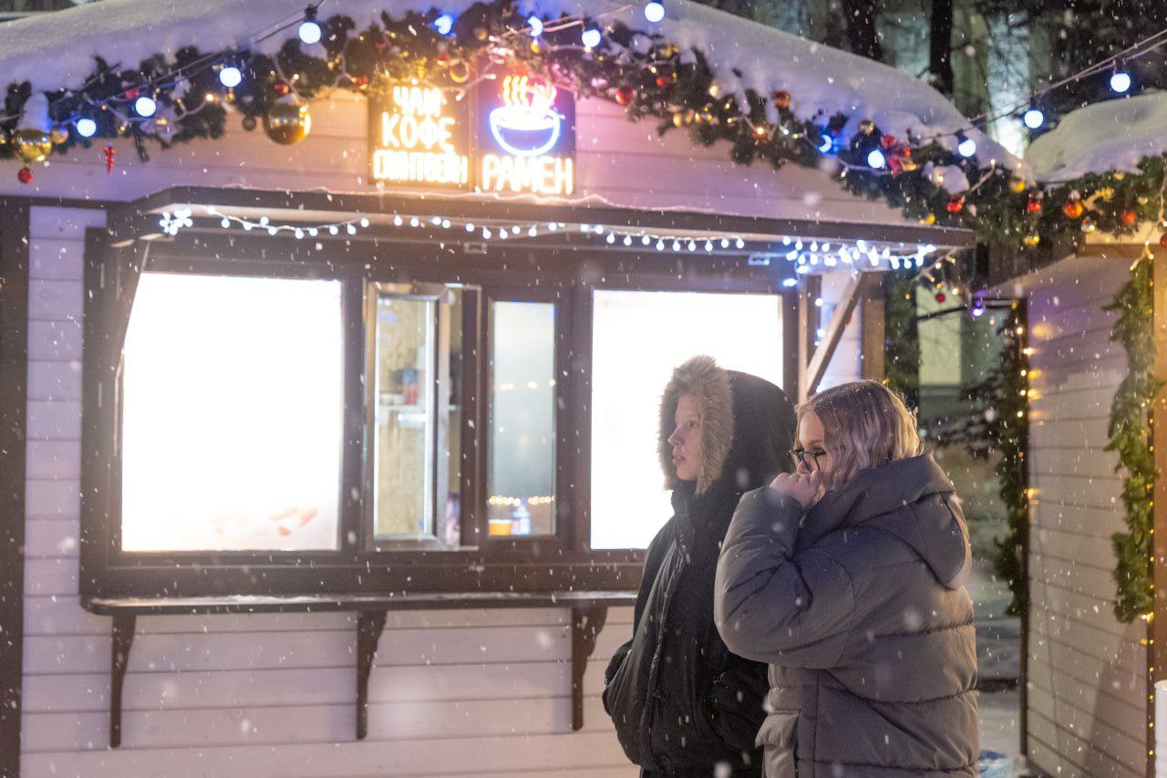 Запах горячего шоколада, сладких десертов и музыка новогоднего настроения: кемеровчан приглашают на Рождественскую ярмарку на площади Советов Запах горячего шоколада, сладких десертов и музыка новогоднего настроения: кемеровчан приглашают на Рождественскую ярмарку на площади Советов