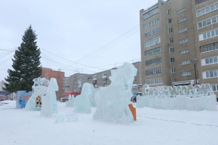 Тройка хрустальных коней: в Заводском районе продолжается строительство ледового городка