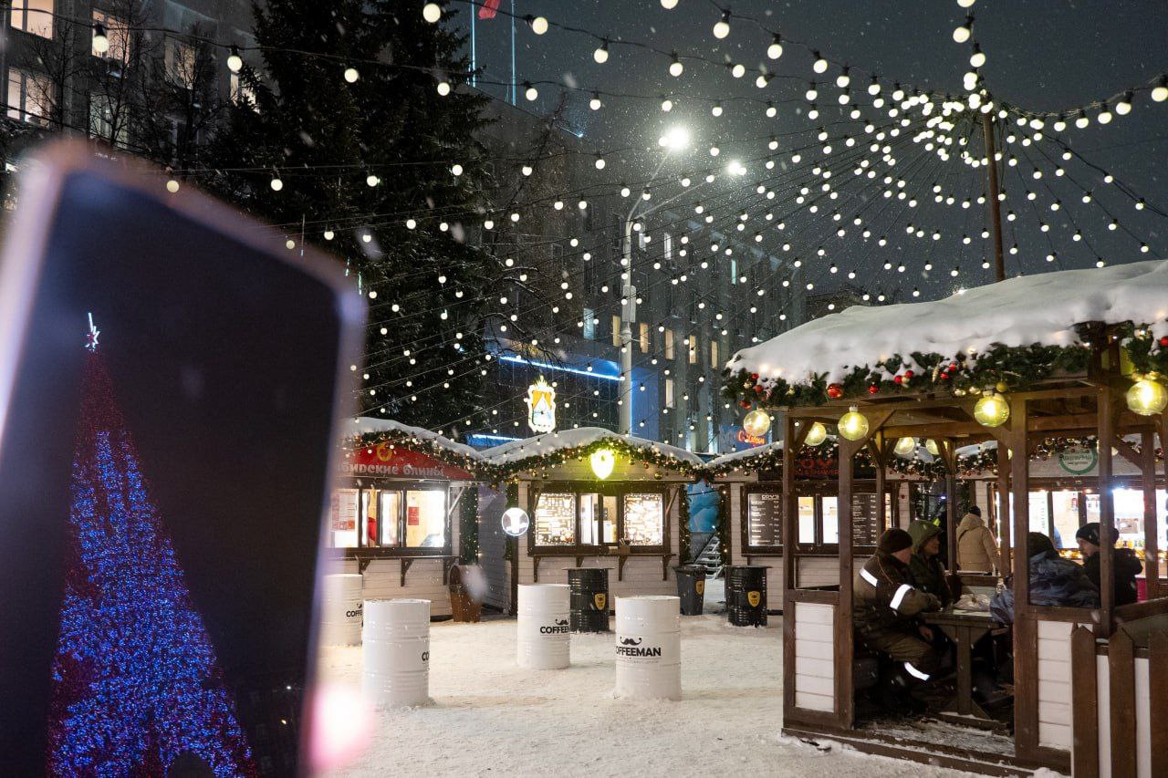 Запах горячего шоколада, сладких десертов и музыка новогоднего настроения: кемеровчан приглашают на Рождественскую ярмарку на площади Советов Запах горячего шоколада, сладких десертов и музыка новогоднего настроения: кемеровчан приглашают на Рождественскую ярмарку на площади Советов