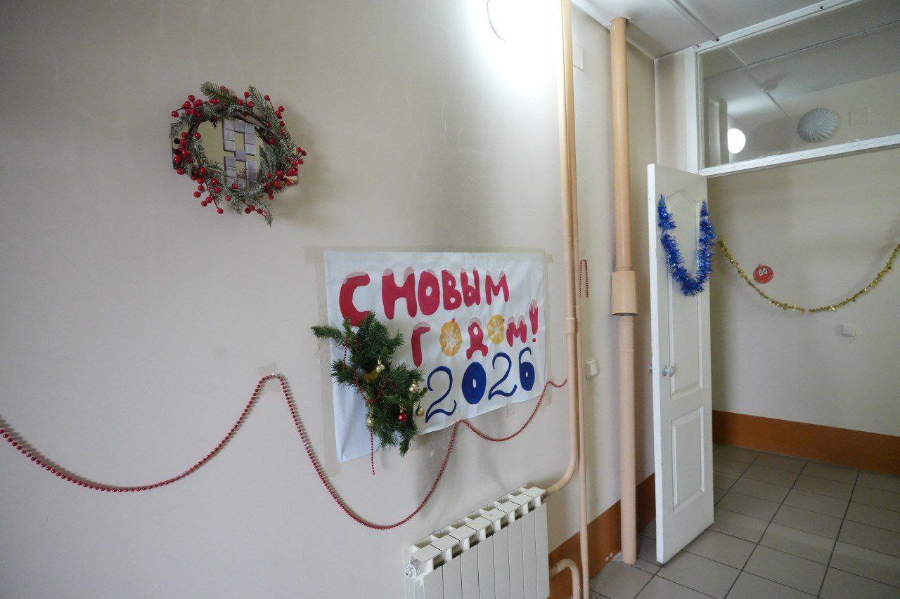 Кемеровчане украсили свой подъезд в стиле русских сказок Кемеровчане украсили свой подъезд в стиле русских сказок