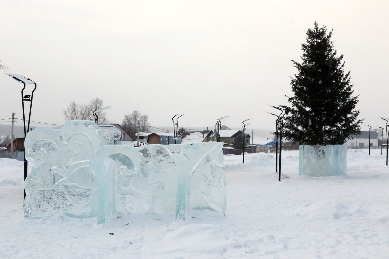 В жилом районе Пионер ледяная горка уже радует ребятню, а в Ягуновском возводят символ года с маленьким жеребёнком В жилом районе Пионер ледяная горка уже радует ребятню, а в Ягуновском возводят символ года с маленьким жеребёнком