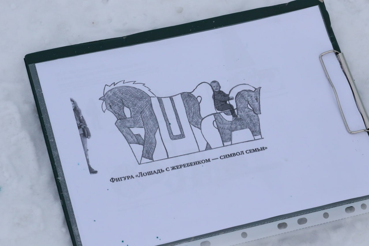 В жилом районе Пионер ледяная горка уже радует ребятню, а в Ягуновском возводят символ года с маленьким жеребёнком В жилом районе Пионер ледяная горка уже радует ребятню, а в Ягуновском возводят символ года с маленьким жеребёнком