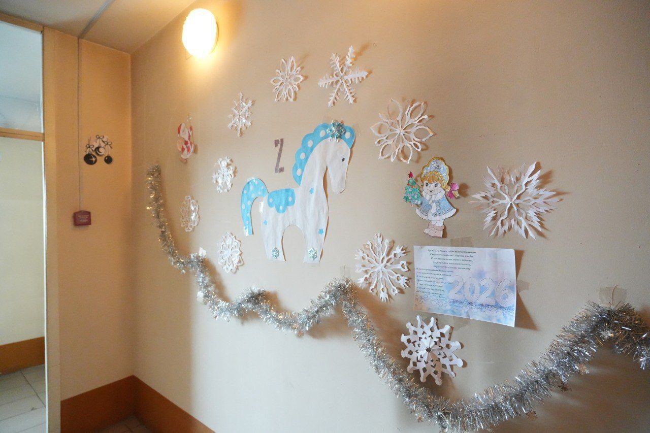 Кемеровчане украсили свой подъезд в стиле русских сказок Кемеровчане украсили свой подъезд в стиле русских сказок