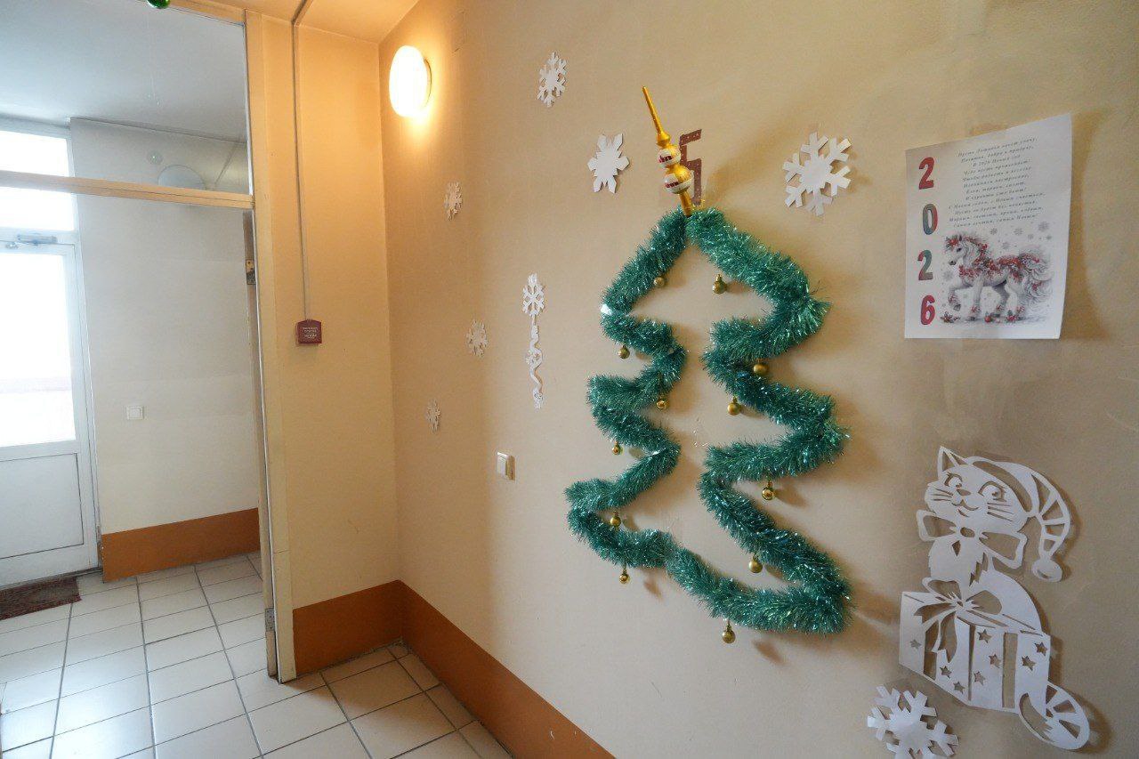 Кемеровчане украсили свой подъезд в стиле русских сказок Кемеровчане украсили свой подъезд в стиле русских сказок