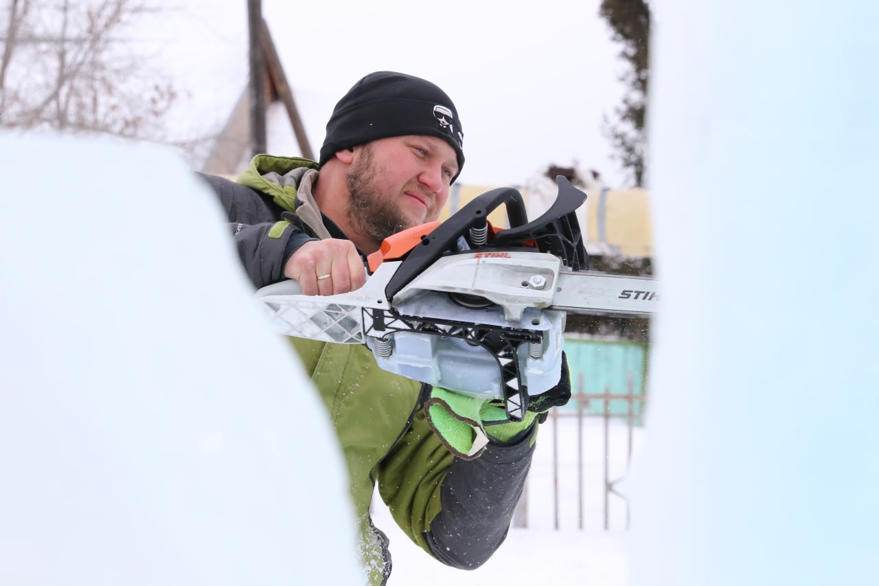 В жилом районе Пионер ледяная горка уже радует ребятню, а в Ягуновском возводят символ года с маленьким жеребёнком В жилом районе Пионер ледяная горка уже радует ребятню, а в Ягуновском возводят символ года с маленьким жеребёнком