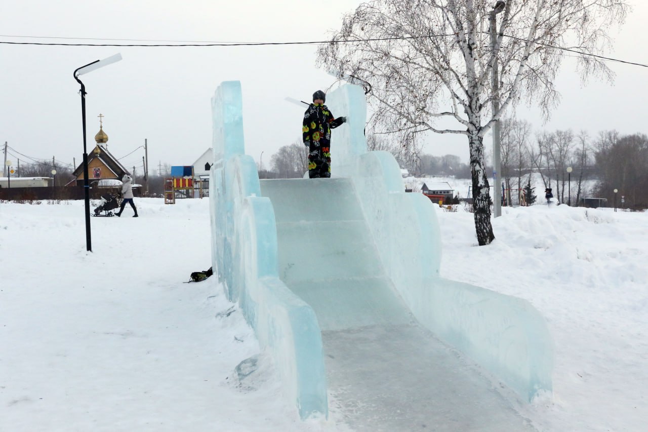 В жилом районе Пионер ледяная горка уже радует ребятню, а в Ягуновском возводят символ года с маленьким жеребёнком В жилом районе Пионер ледяная горка уже радует ребятню, а в Ягуновском возводят символ года с маленьким жеребёнком