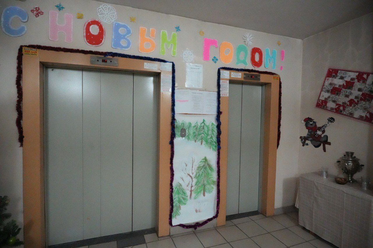 Кемеровчане украсили свой подъезд в стиле русских сказок Кемеровчане украсили свой подъезд в стиле русских сказок