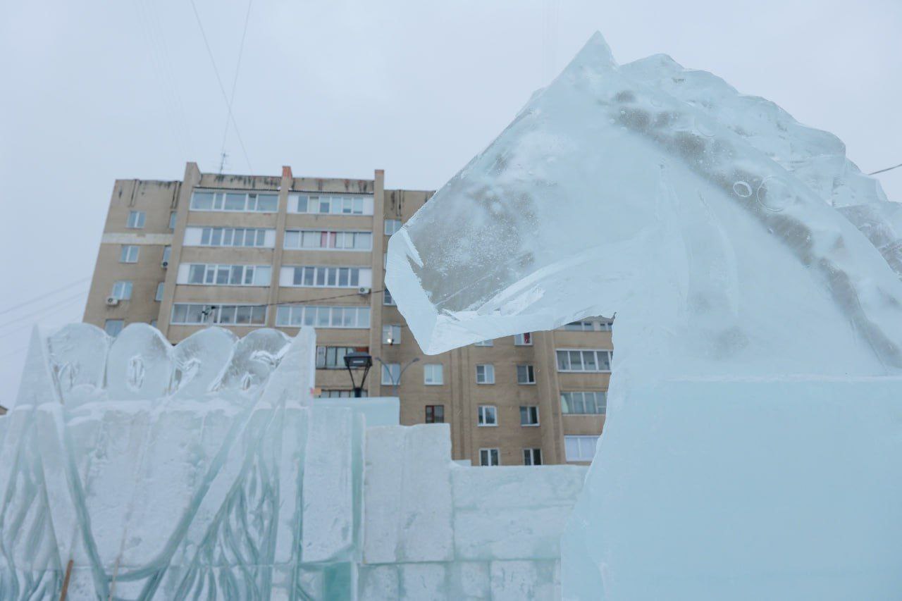 Тройка хрустальных коней: в Заводском районе продолжается строительство ледового городка Тройка хрустальных коней: в Заводском районе продолжается строительство ледового городка