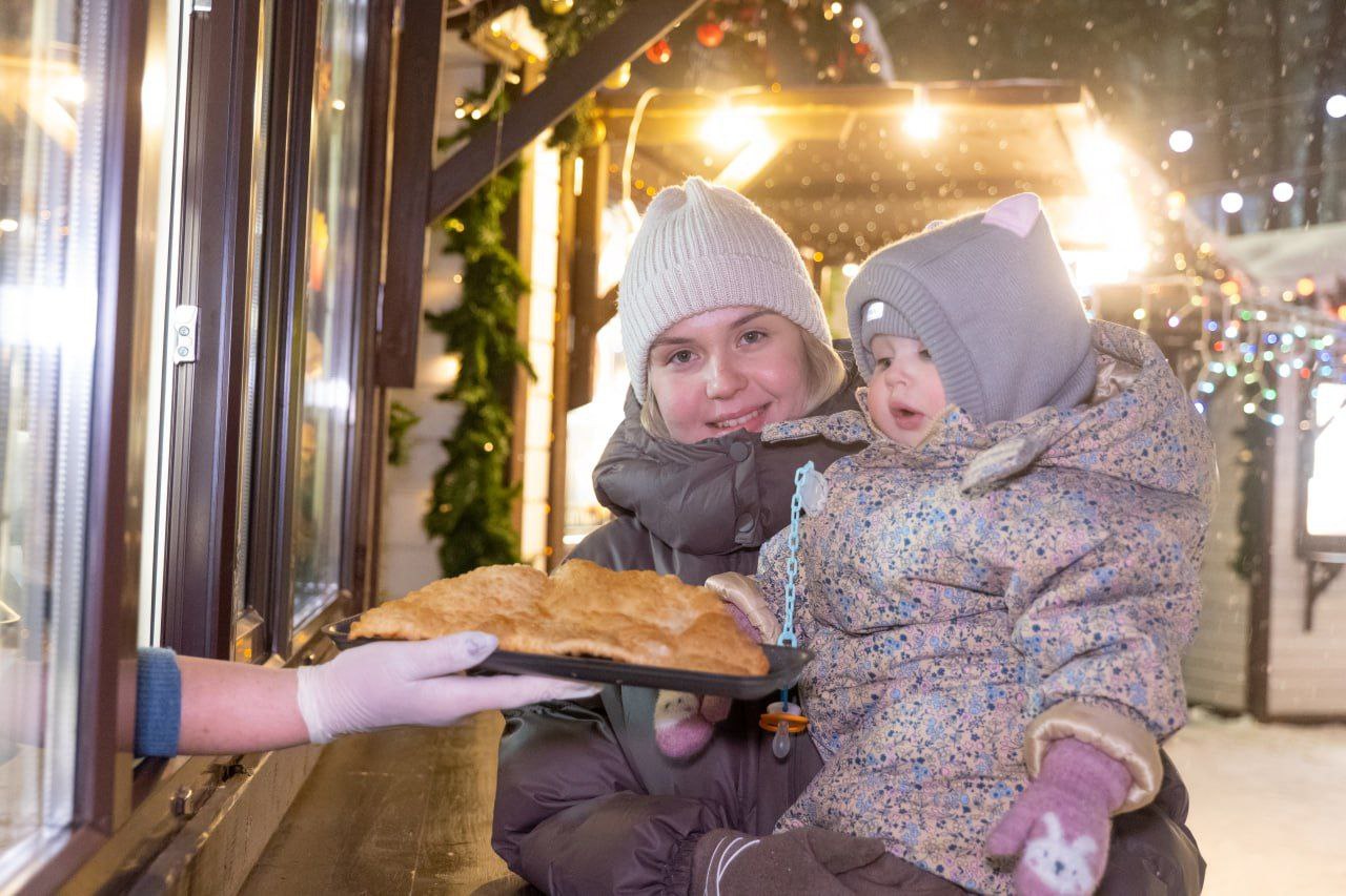 Запах горячего шоколада, сладких десертов и музыка новогоднего настроения: кемеровчан приглашают на Рождественскую ярмарку на площади Советов Запах горячего шоколада, сладких десертов и музыка новогоднего настроения: кемеровчан приглашают на Рождественскую ярмарку на площади Советов