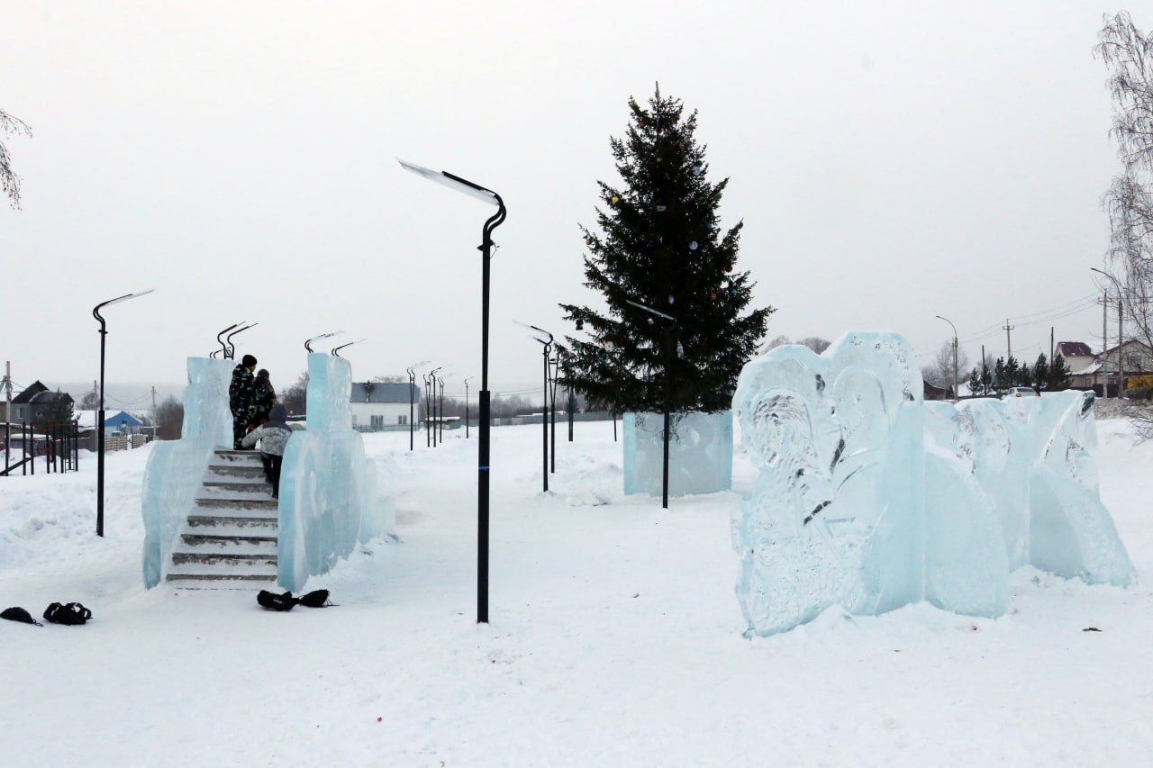 В жилом районе Пионер ледяная горка уже радует ребятню, а в Ягуновском возводят символ года с маленьким жеребёнком В жилом районе Пионер ледяная горка уже радует ребятню, а в Ягуновском возводят символ года с маленьким жеребёнком