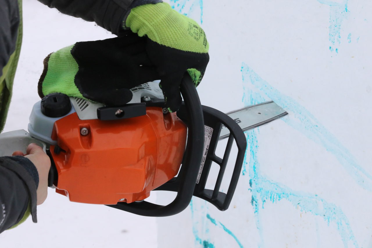 В жилом районе Пионер ледяная горка уже радует ребятню, а в Ягуновском возводят символ года с маленьким жеребёнком В жилом районе Пионер ледяная горка уже радует ребятню, а в Ягуновском возводят символ года с маленьким жеребёнком