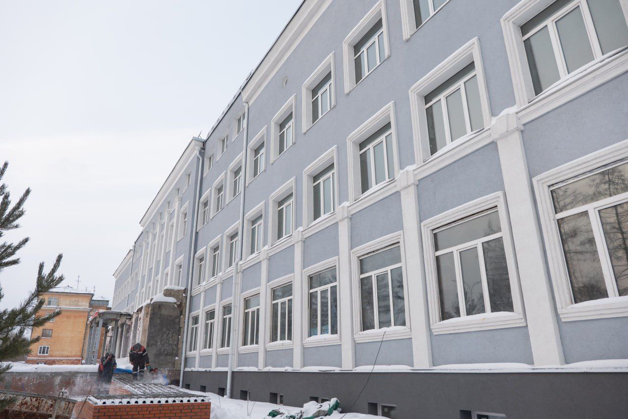 Общественный контроль: родители учащихся школы №19 в Кировском районе вместе с представителями администрации города проверили ход капитального ремонта исторического здания Общественный контроль: родители учащихся школы №19 в Кировском районе вместе с представителями администрации города проверили ход капитального ремонта исторического здания